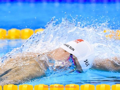 足球直播-骑士队与火箭队激烈比赛的回顾与数据分析